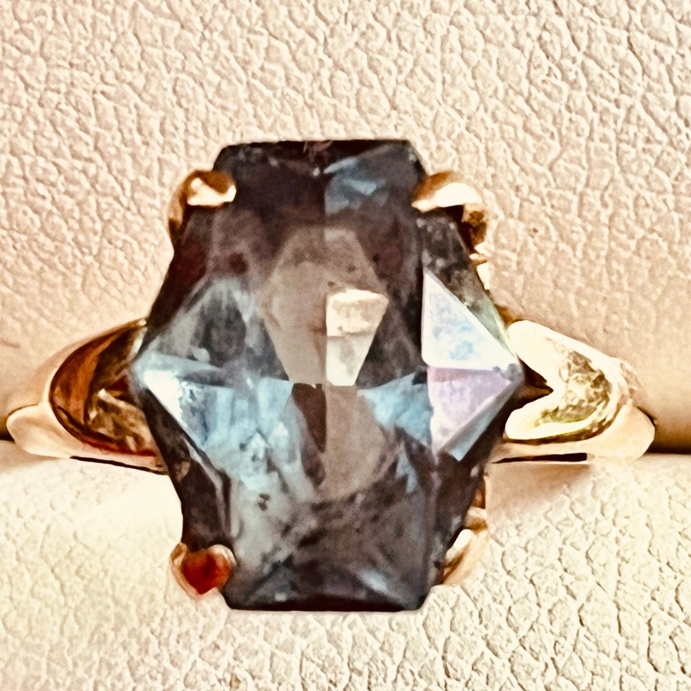 14k yellow gold ring 4 prong setting luminous hexagonal multifaceted aquamarine